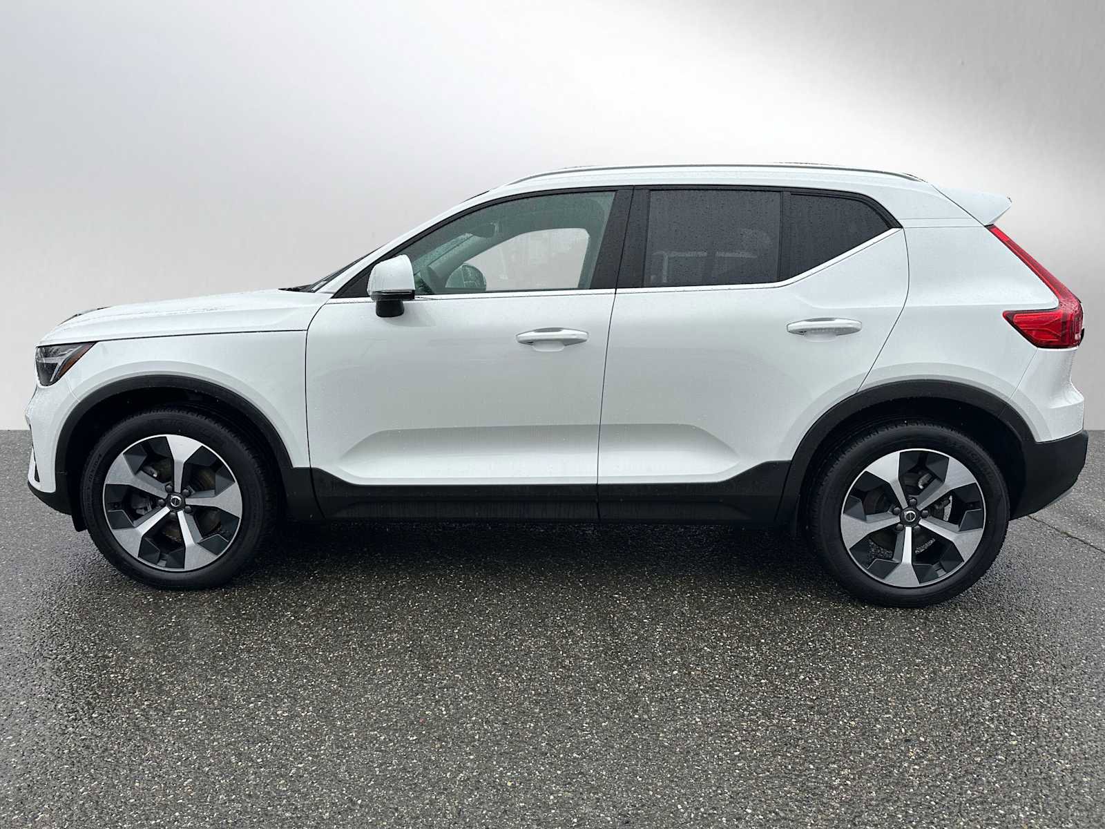 Used 2025 Volvo XC40 B5 Core w/ Protection Package Premier image 6