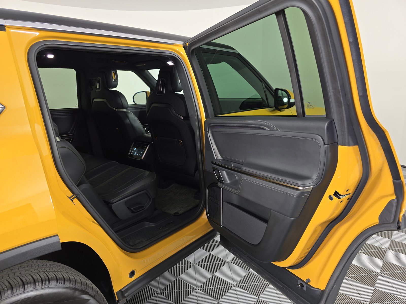 Used 2023 Rivian R1S Adventure image 20
