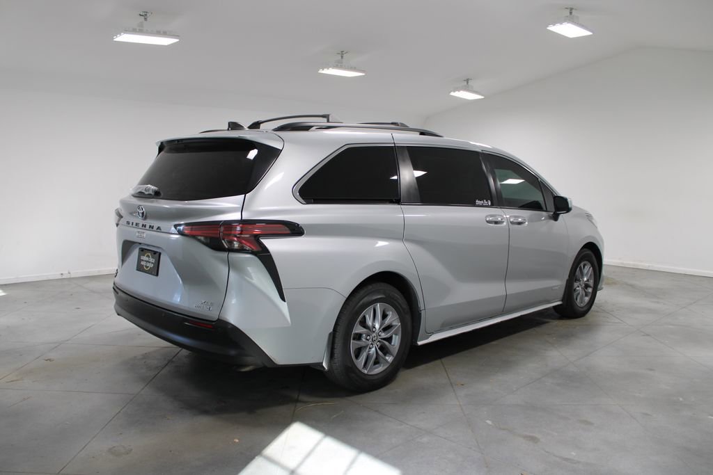 Used 2021 Toyota Sienna XLE image 9