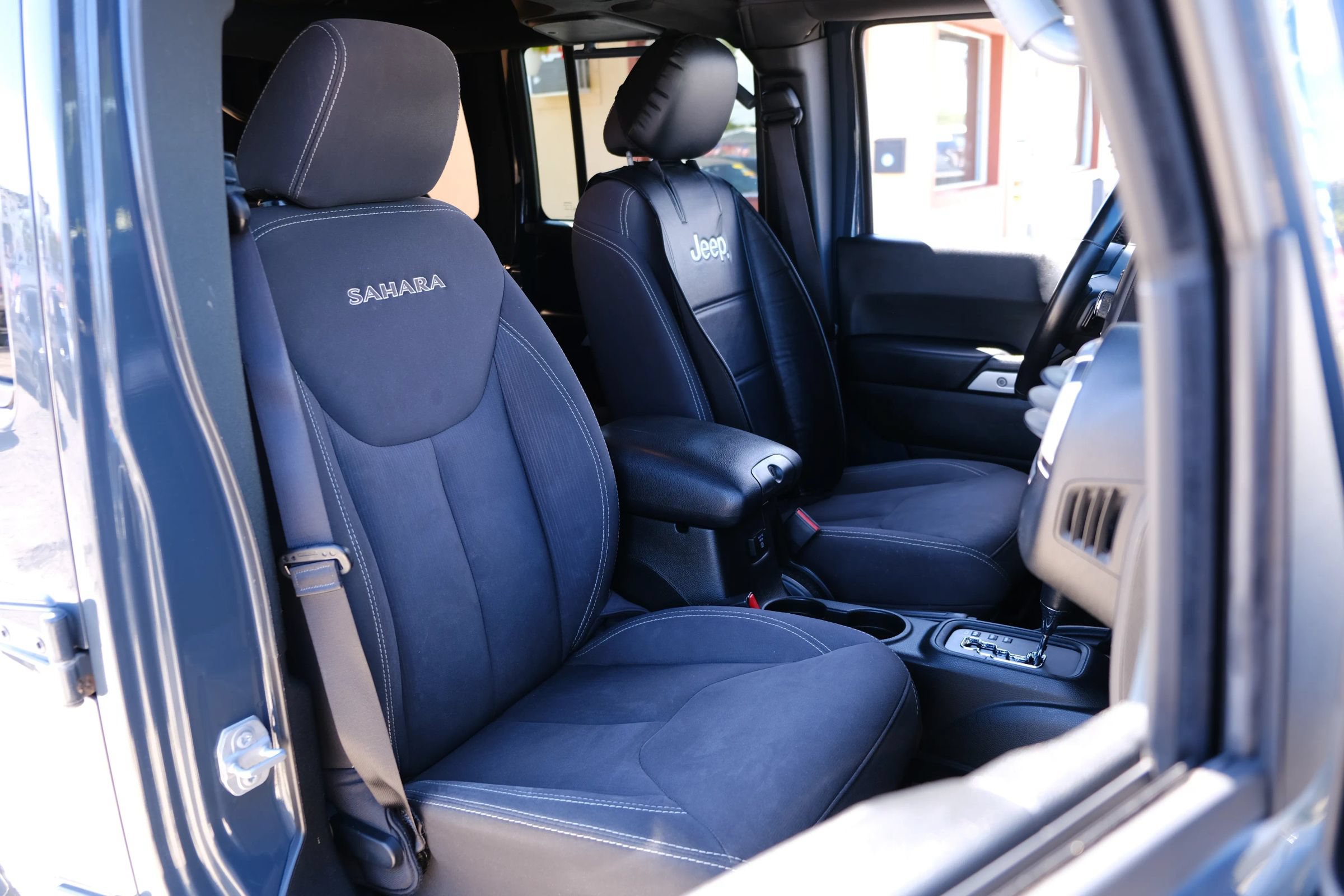Used 2017 Jeep Wrangler Unlimited Sahara w/ Connectivity Group AWD/4WD image 9