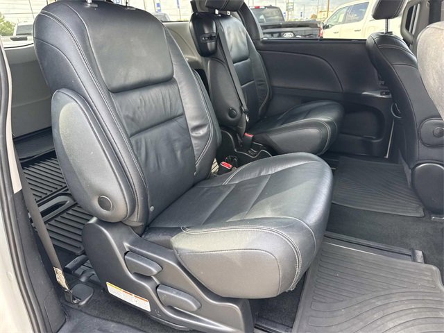 Used 2019 Toyota Sienna SE image 12