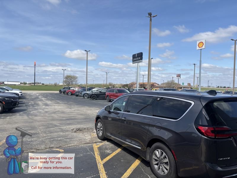 Used 2023 Chrysler Pacifica Limited w/ Uconnect Theater Family Group FWD image 3