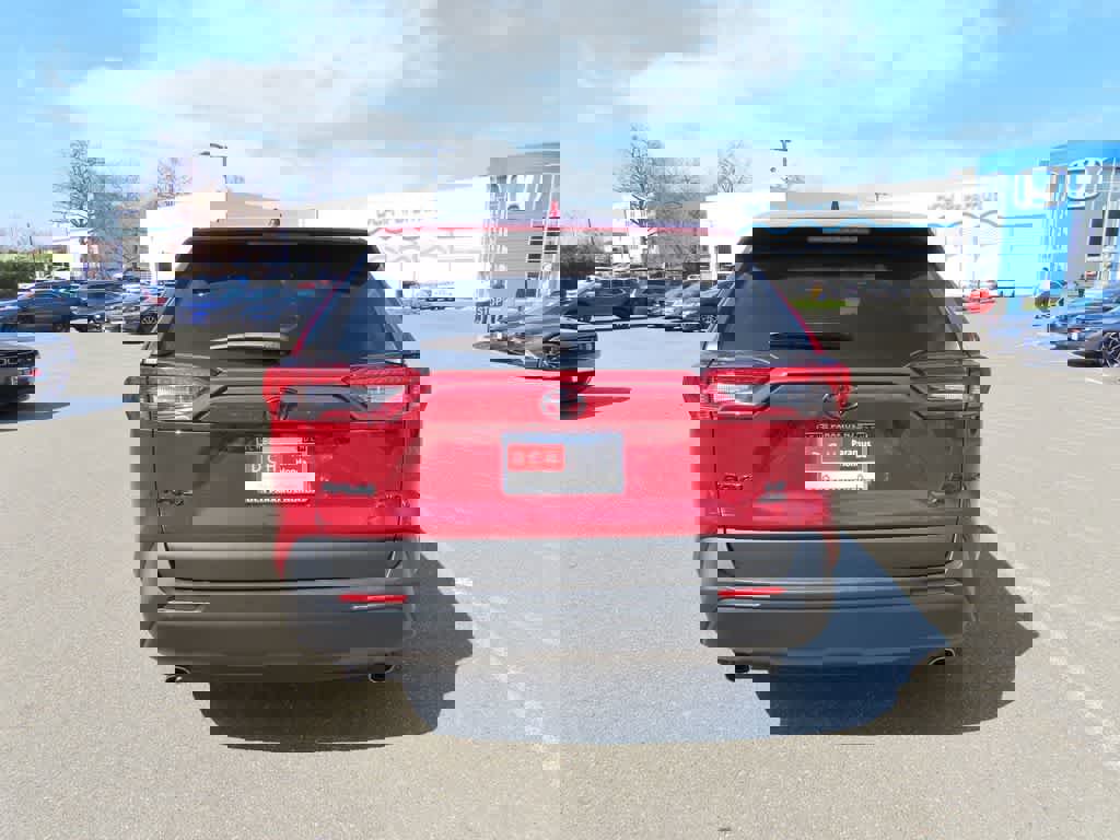 Used 2022 Toyota RAV4 LE image 5