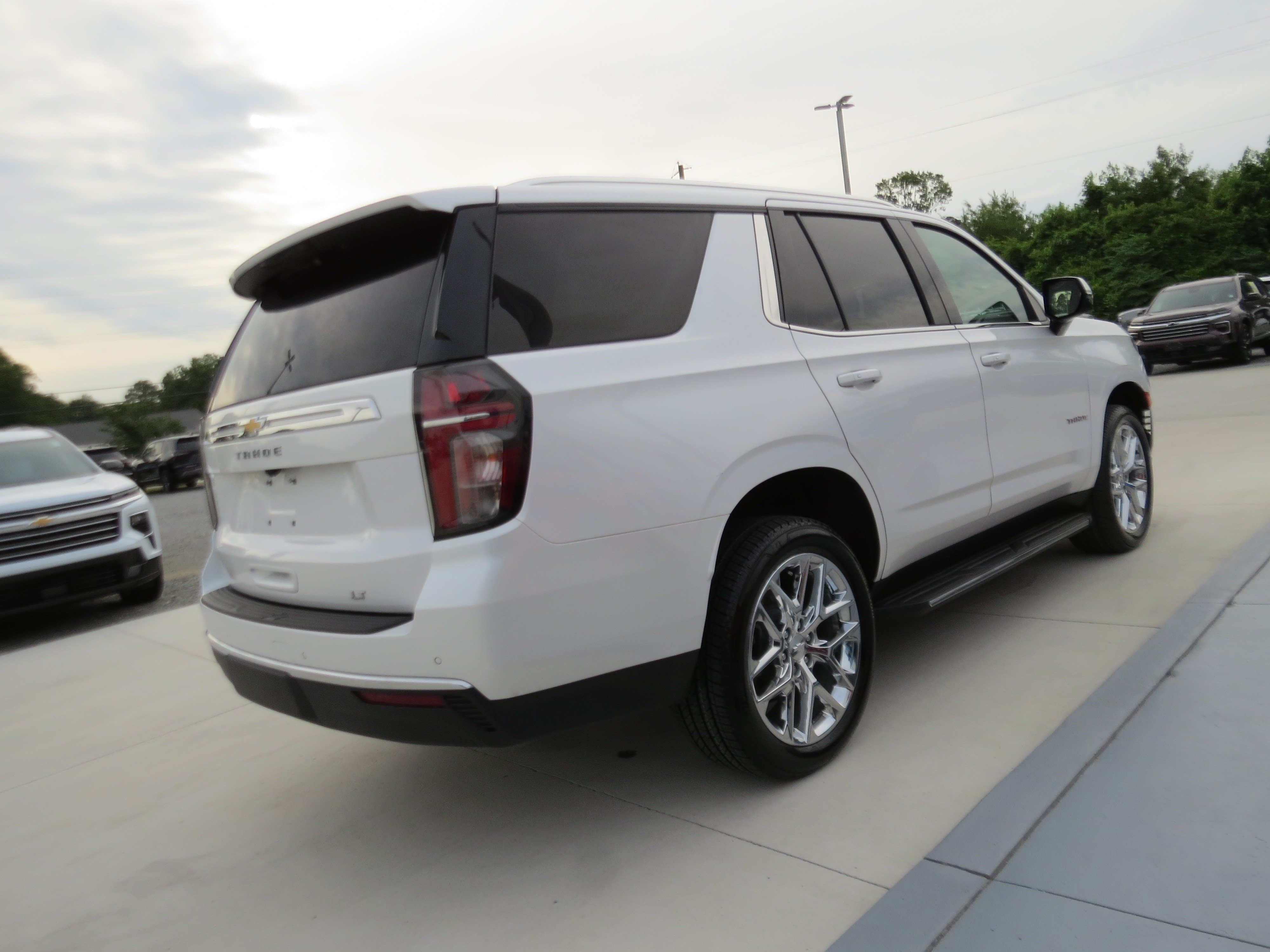Used 2024 Chevrolet Tahoe LT w/ Luxury Package AWD/4WD image 5