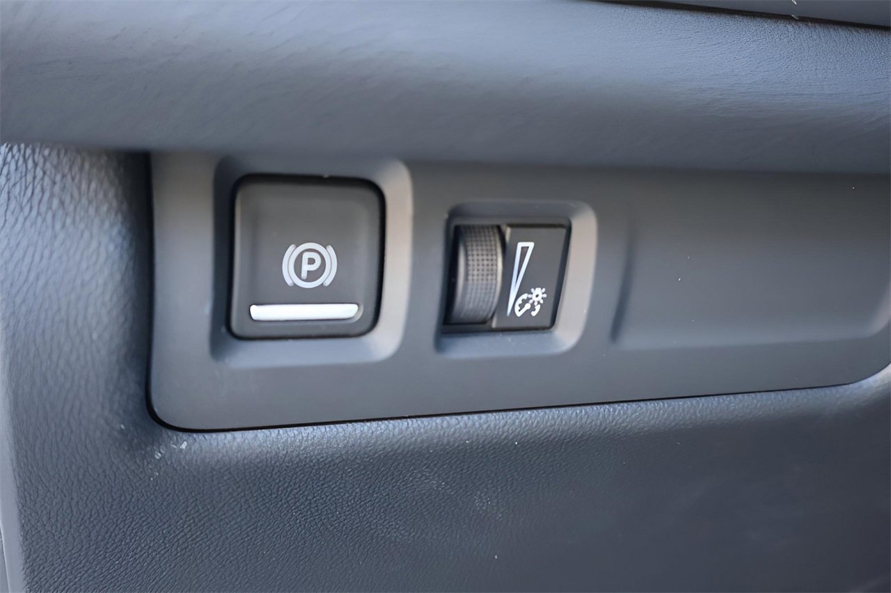 Used 2024 Cadillac XT4 Luxury w/ Cold Weather Package image 20