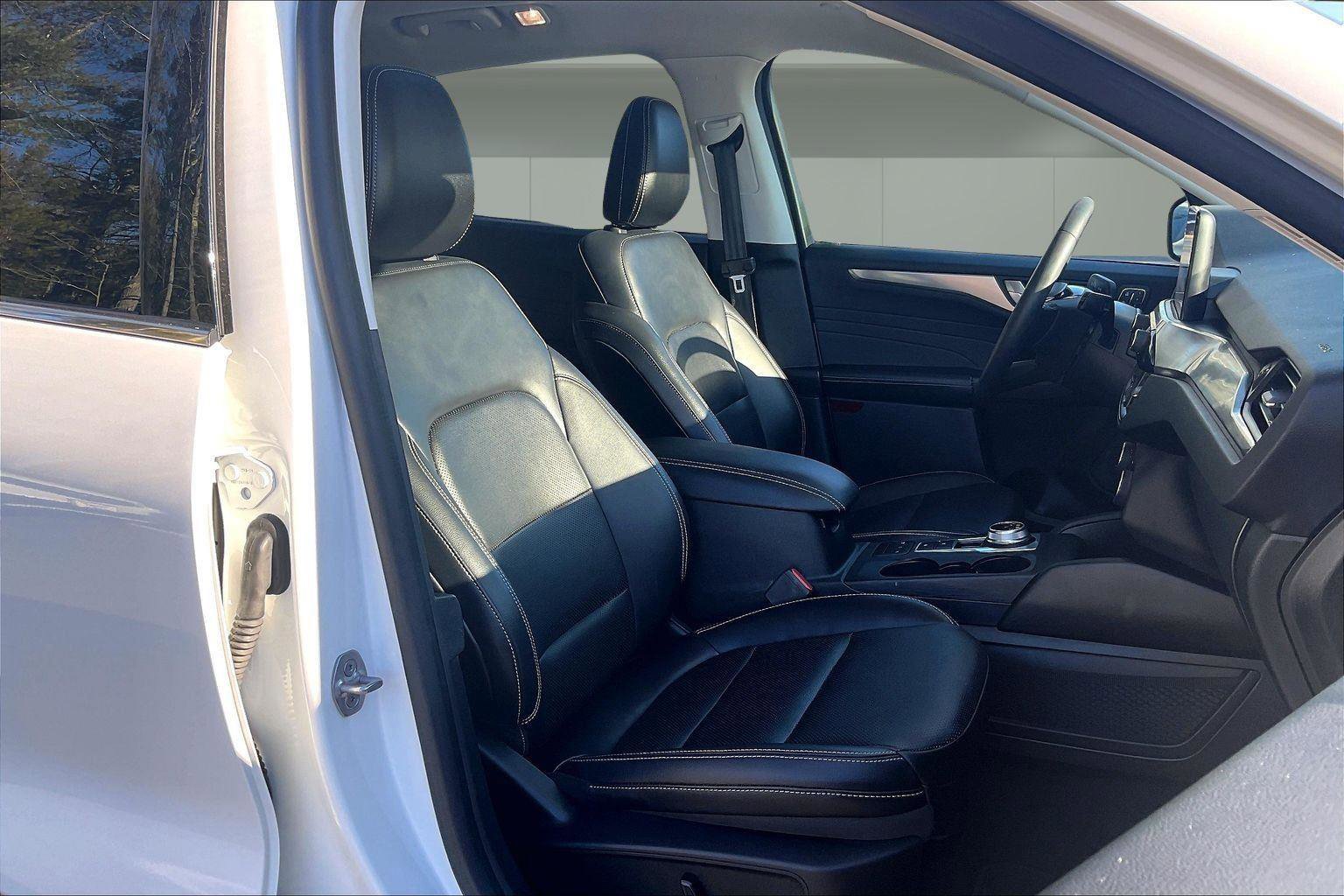 Used 2022 Ford Escape Titanium w/ Class II Trailer Tow Package image 7