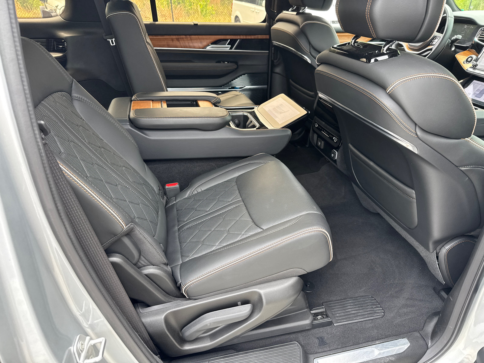 Certified 2024 Jeep Grand Wagoneer Series III AWD/4WD image 18
