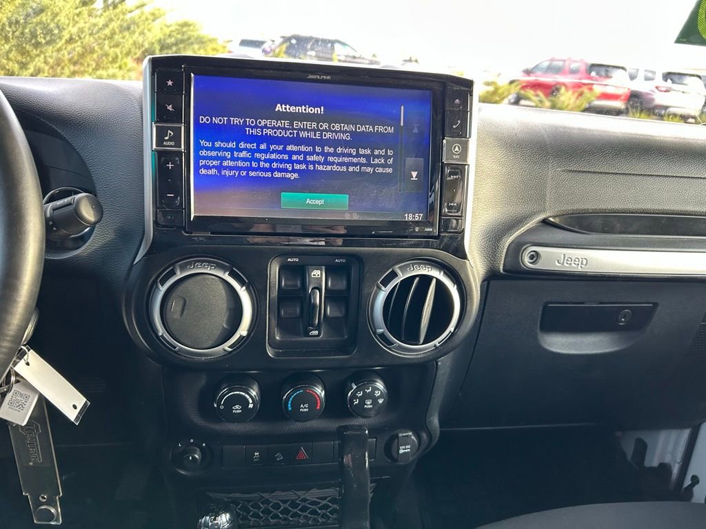 Used 2016 Jeep Wrangler Unlimited Rubicon image 17
