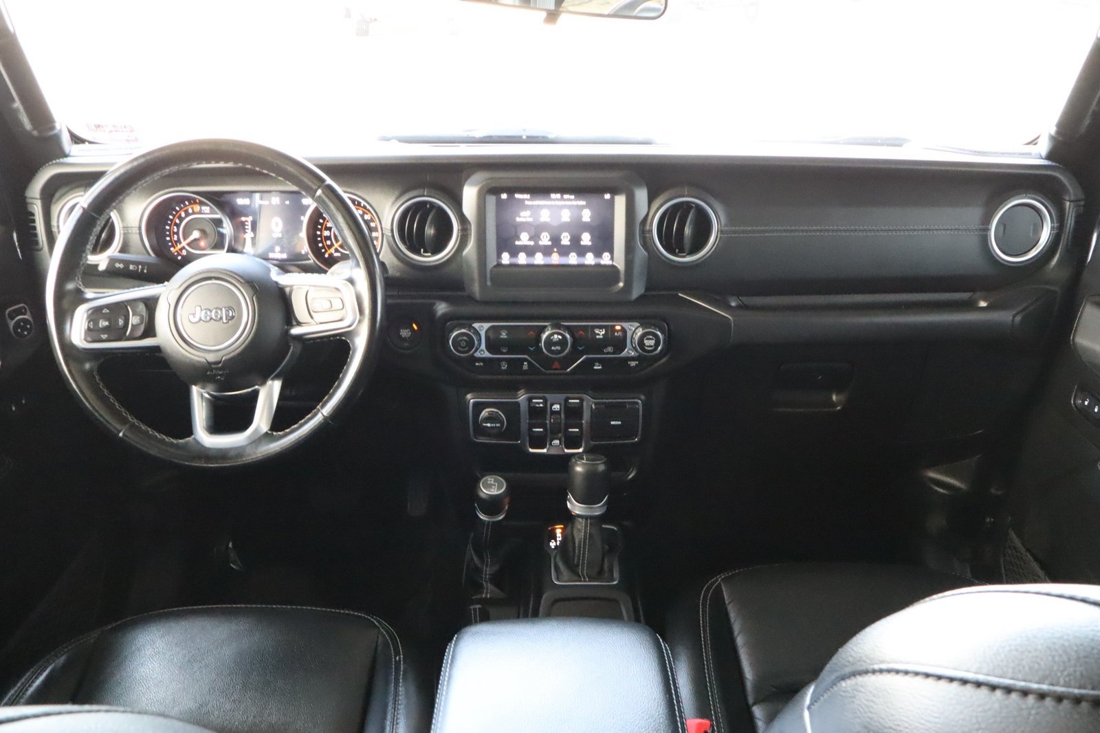 Used 2020 Jeep Gladiator Overland w/ Trailer Tow Package AWD/4WD image 28