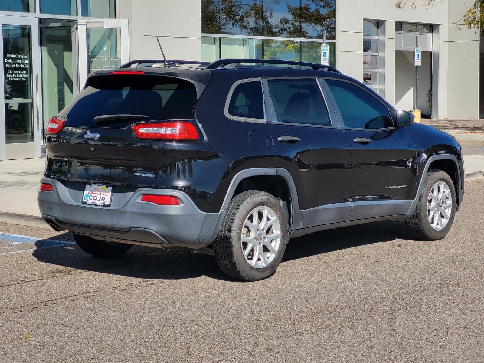 Used 2016 Jeep Cherokee Sport FWD image 5