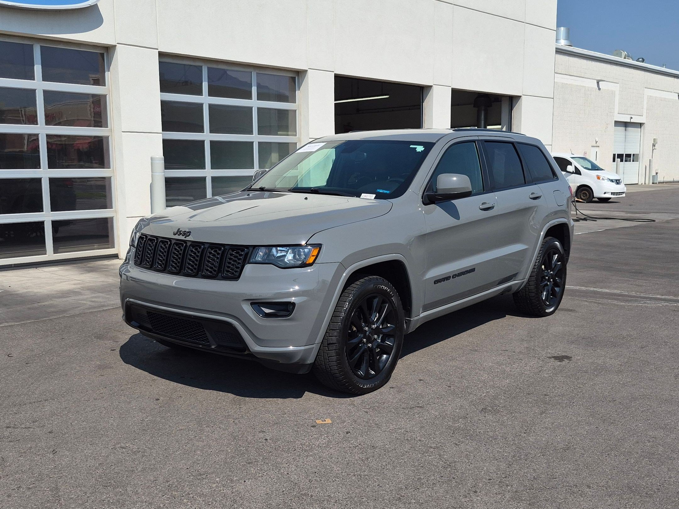 Used 2020 Jeep Grand Cherokee Altitude AWD/4WD image 11