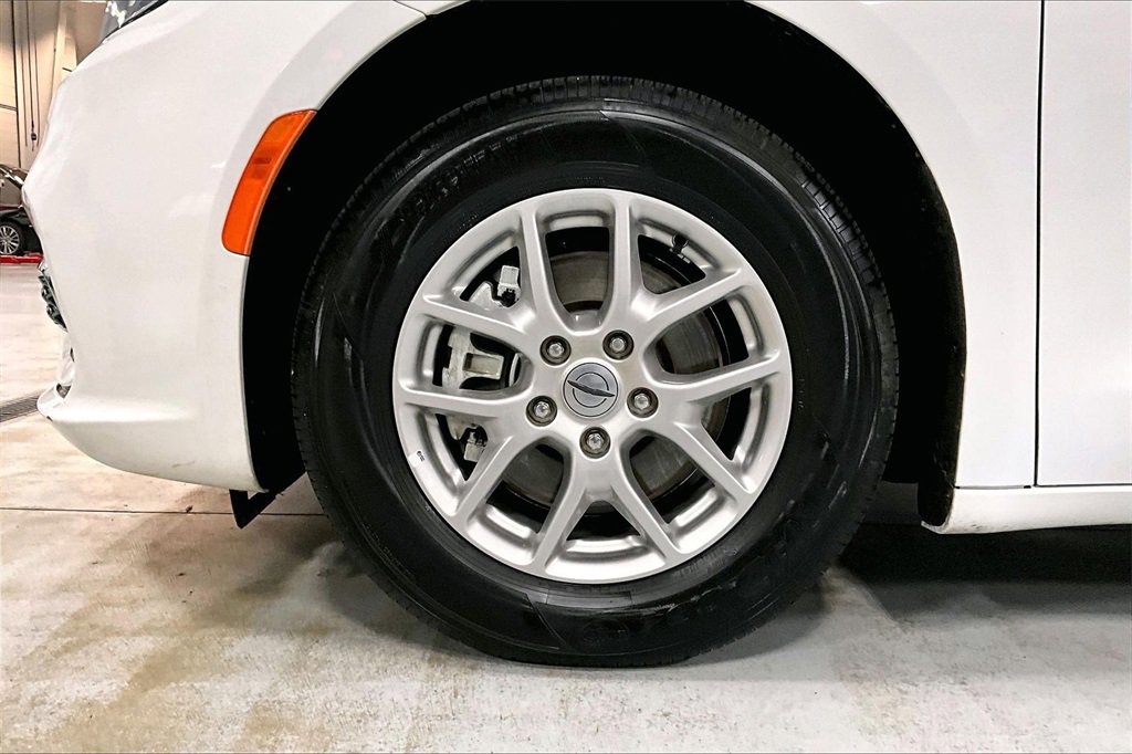 Used 2024 Chrysler Pacifica Touring-L image 8