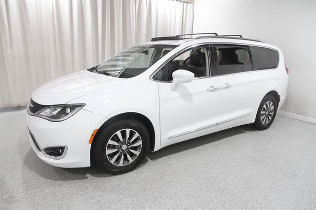 Used 2020 Chrysler Pacifica Touring-L Plus FWD image 3