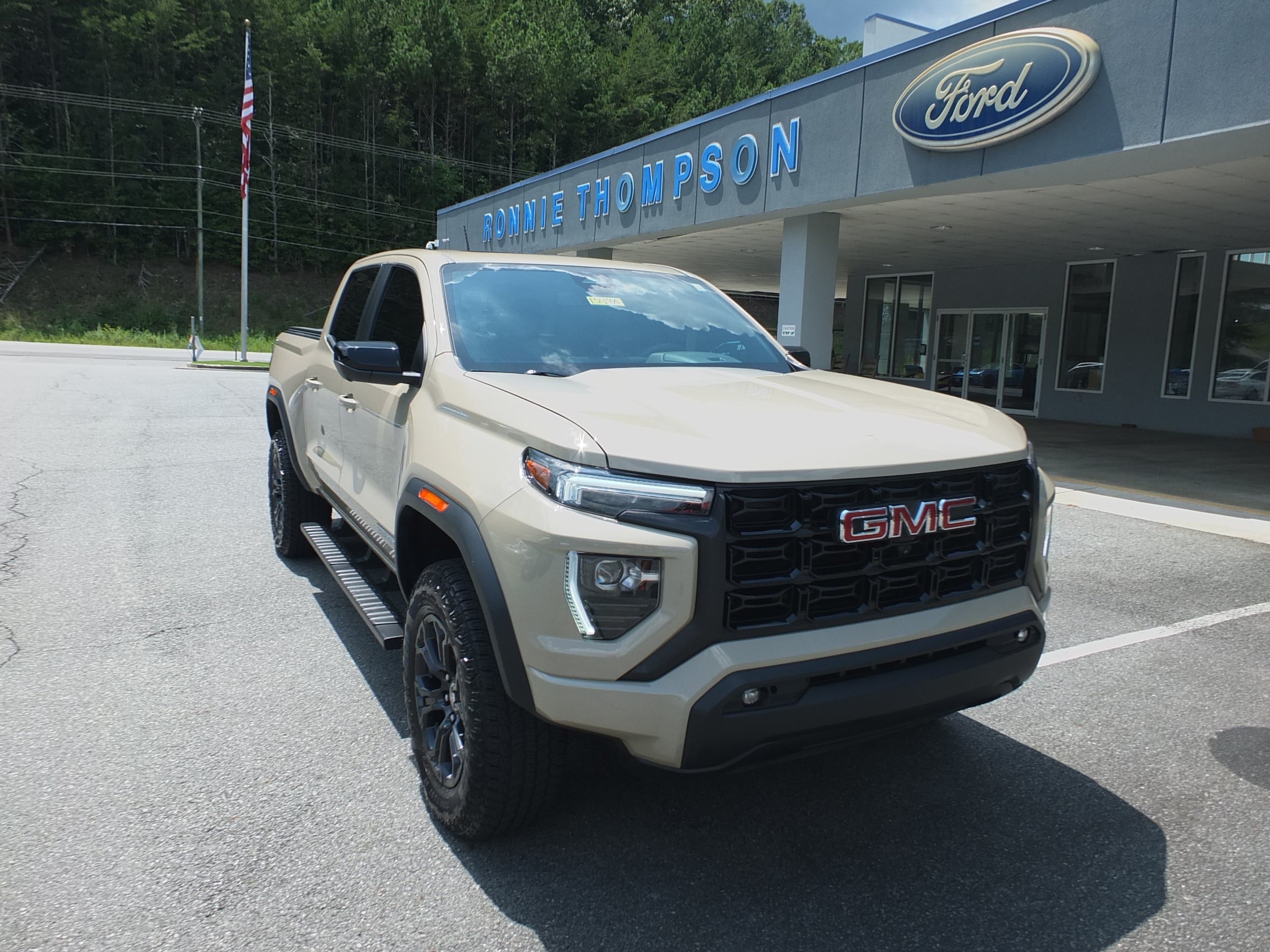 Used 2024 GMC Canyon Elevation w/ Elevation Premium Package AWD/4WD image 1