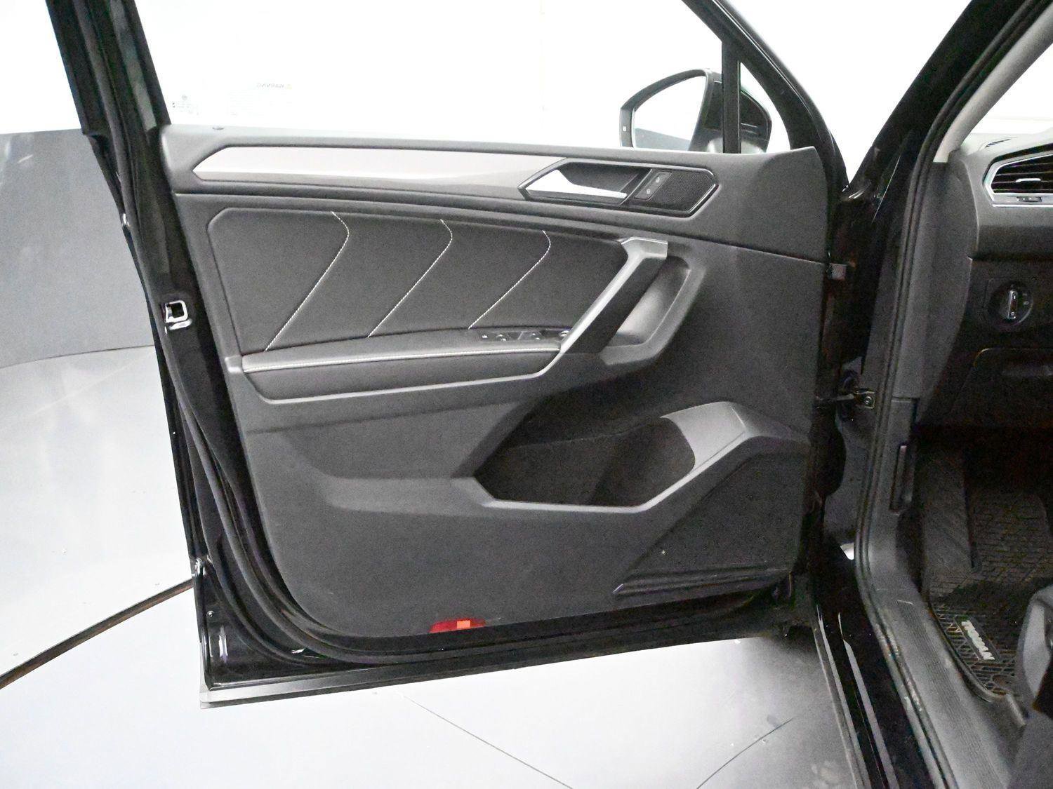 Used 2023 Volkswagen Tiguan SE w/ Panoramic Sunroof Package AWD/4WD image 8