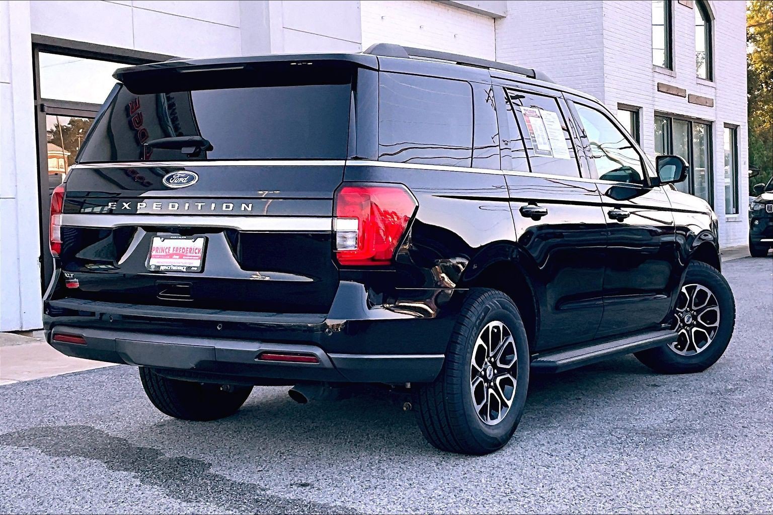 Used 2023 Ford Expedition XLT AWD/4WD image 10