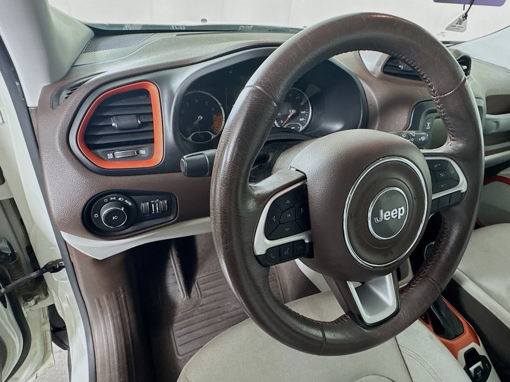 Used 2017 Jeep Renegade Latitude FWD image 11