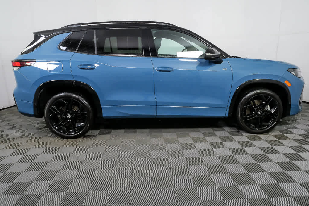 Certified 2025 Volkswagen Tiguan SE R-Line AWD/4WD image 3