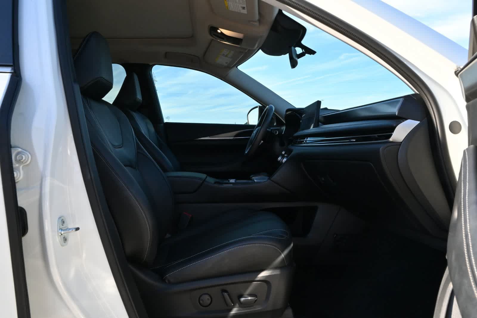 Used 2023 INFINITI QX60 Luxe w/ Cargo Package AWD/4WD image 23