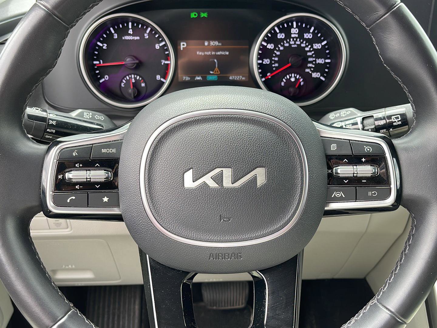 Used 2024 Kia Carnival LX FWD image 12