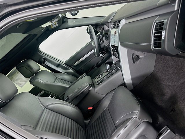 Used 2024 Land Rover Discovery Dynamic SE image 28
