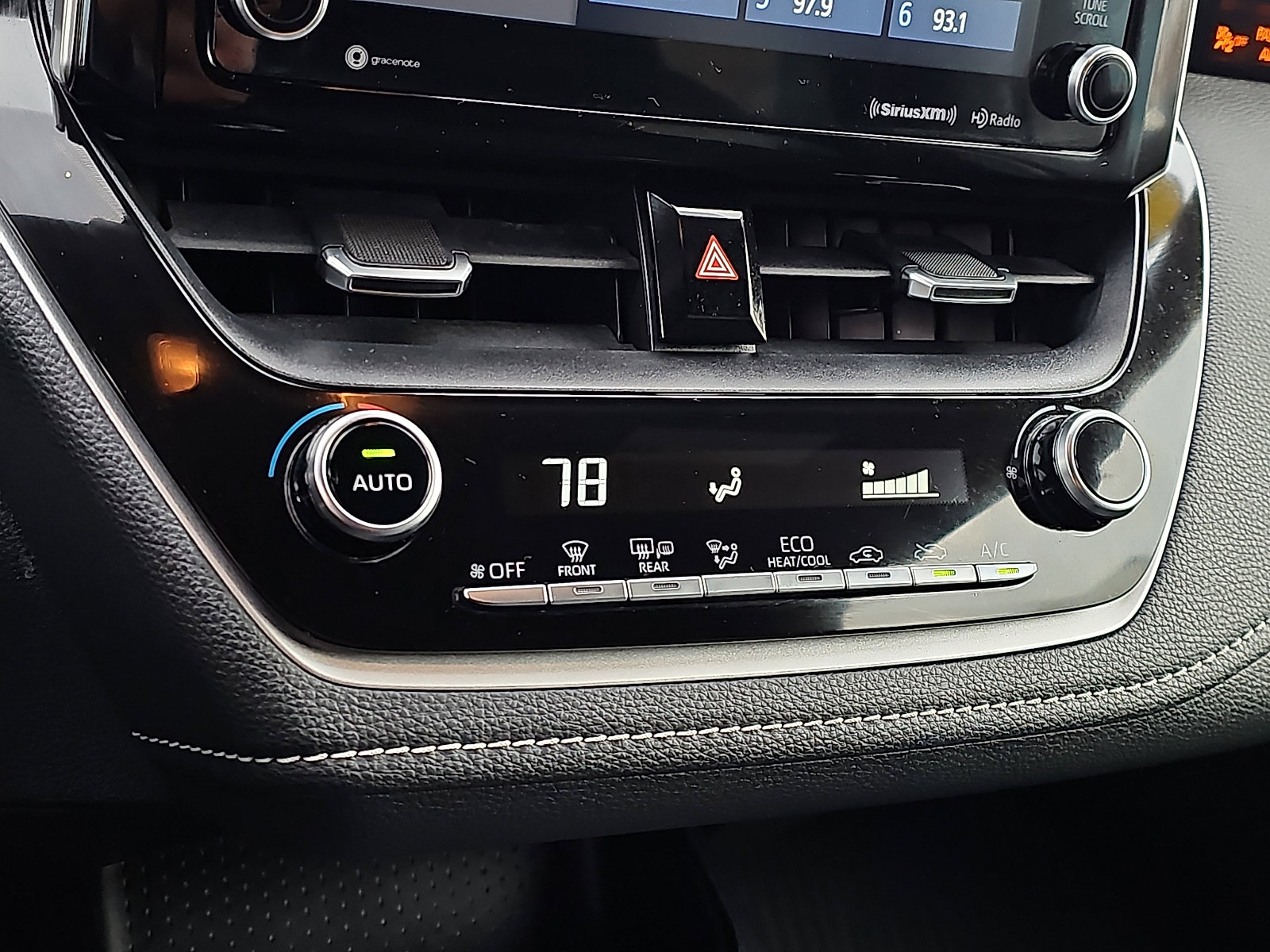 Used 2020 Toyota Corolla SE w/ SE Preferred Package image 15