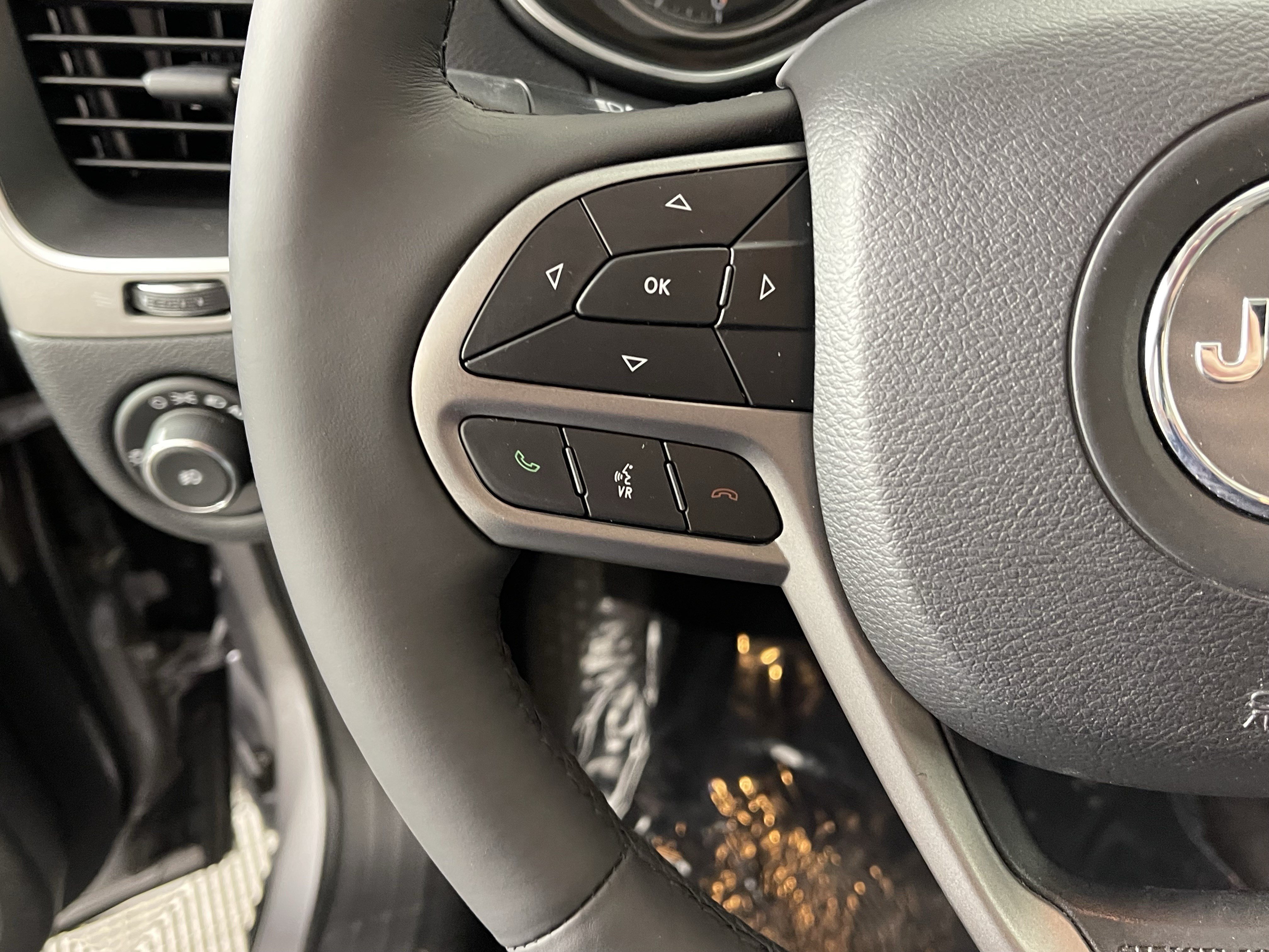 Used 2019 Jeep Cherokee Latitude Plus w/ Comfort/Convenience Group AWD/4WD image 19