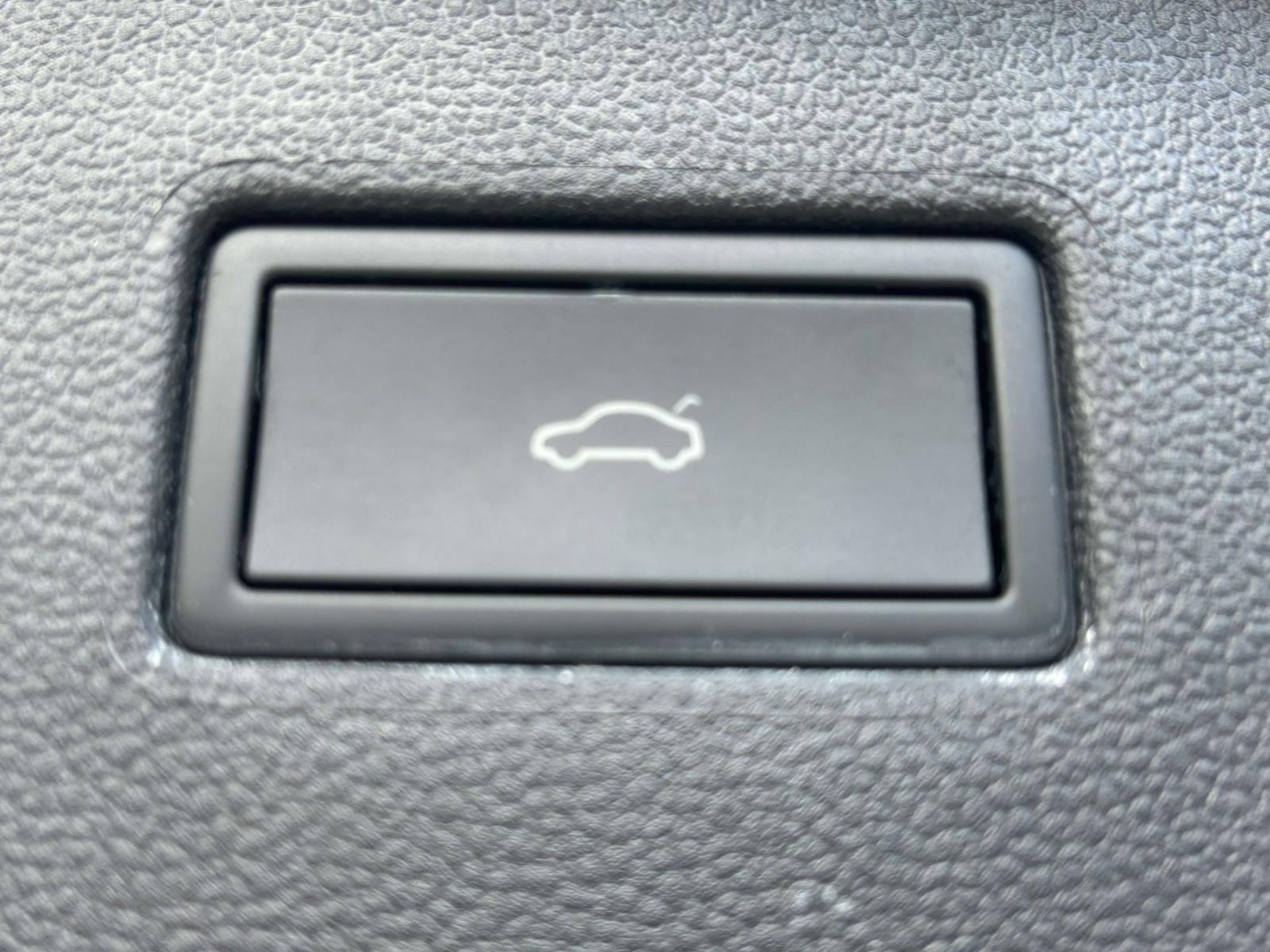 Used 2024 Volkswagen Tiguan Wolfsburg Edition image 18