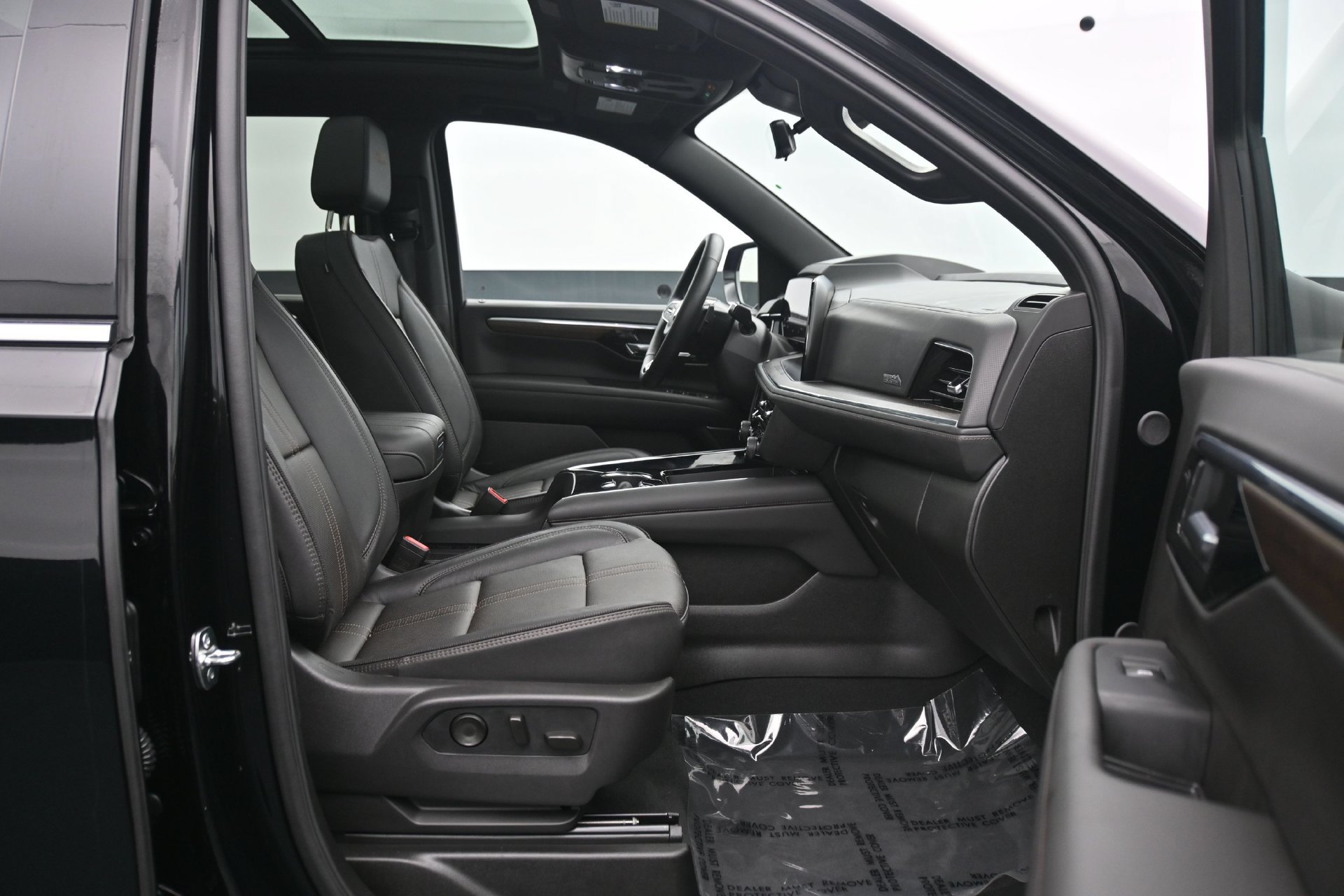 Used 2025 Chevrolet Suburban High Country AWD/4WD image 13