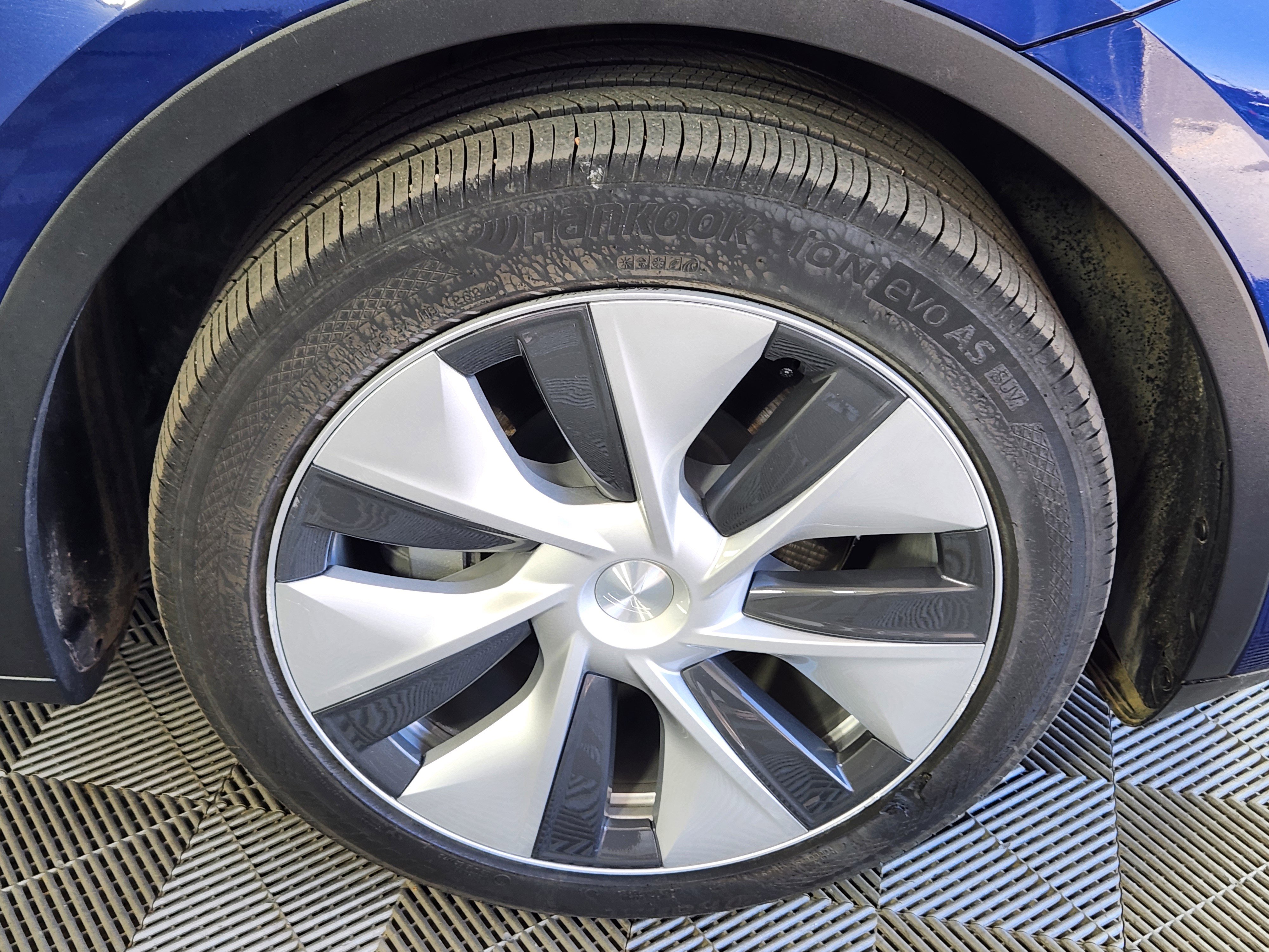 Used 2023 Tesla Model Y AWD image 9