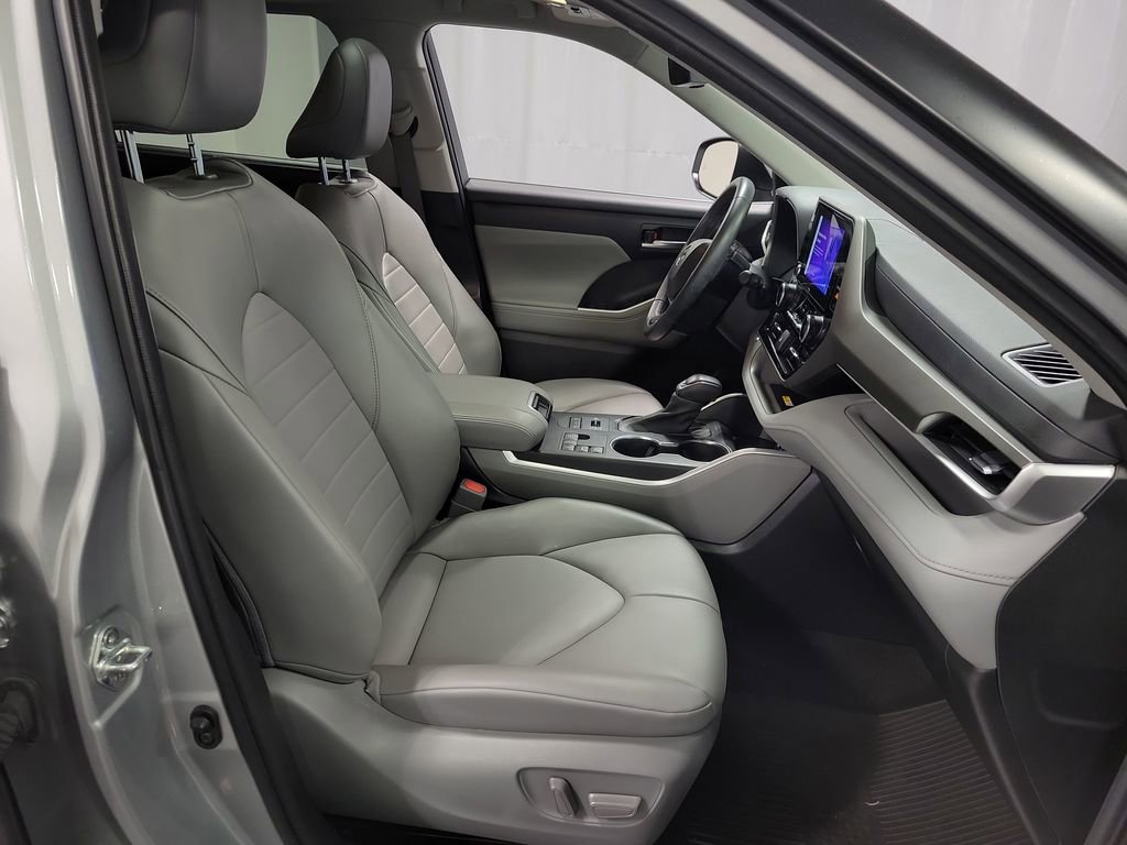 Used 2023 Toyota Highlander XLE AWD/4WD image 30