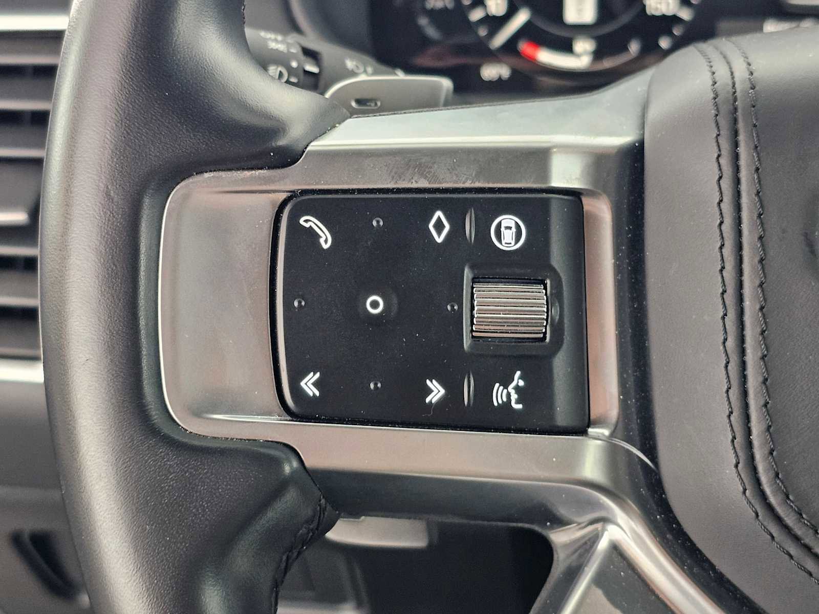 Used 2024 Land Rover Discovery Metropolitan Edition image 24