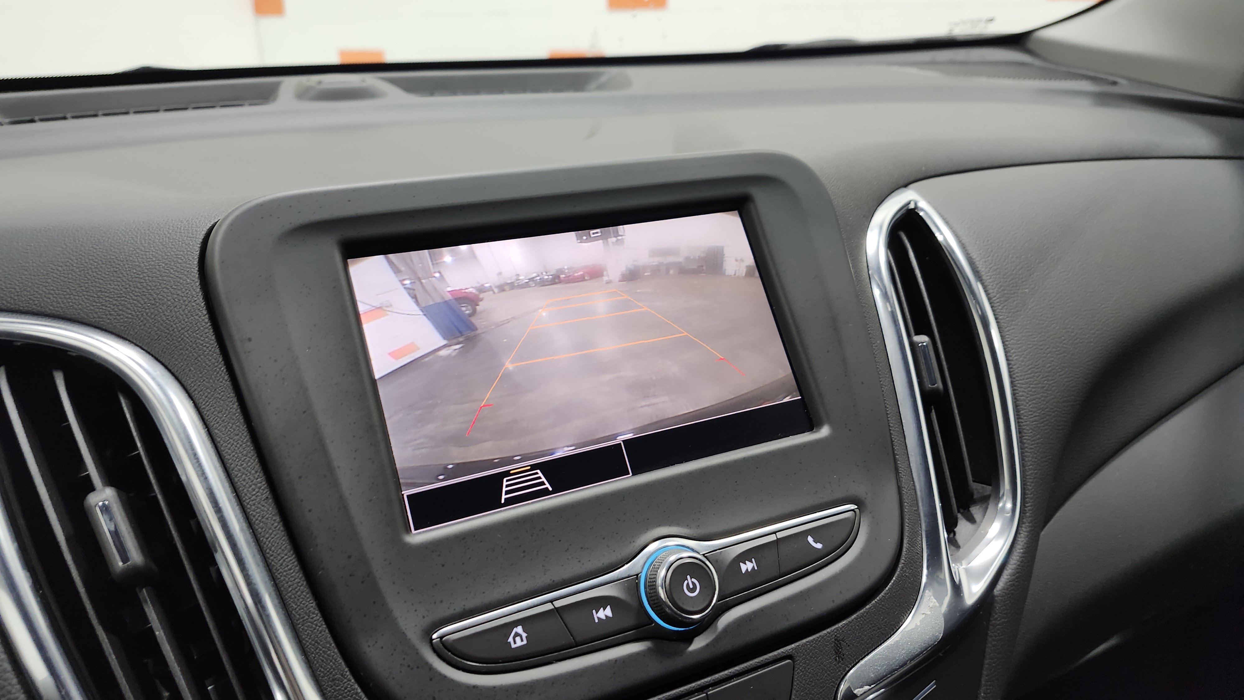 Used 2023 Chevrolet Equinox LT image 2