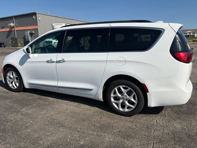 Used 2017 Chrysler Pacifica Touring-L w/ Tire & Wheel Group FWD image 9
