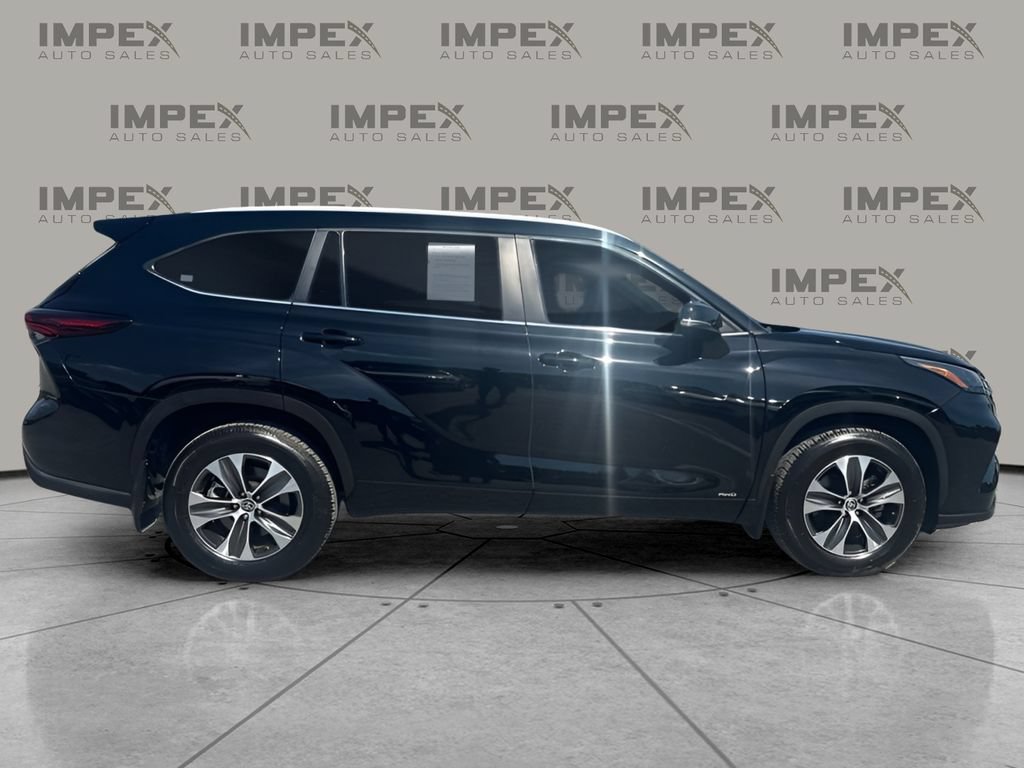 Used 2025 Toyota Highlander XLE AWD/4WD image 6