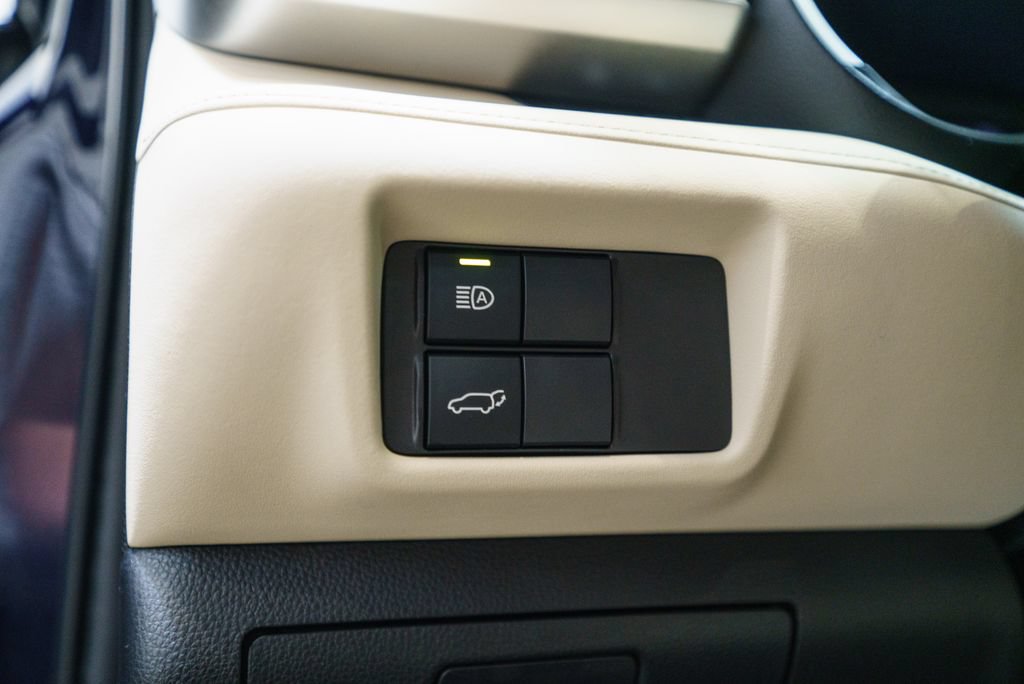 Used 2023 Toyota Highlander XLE AWD/4WD image 22