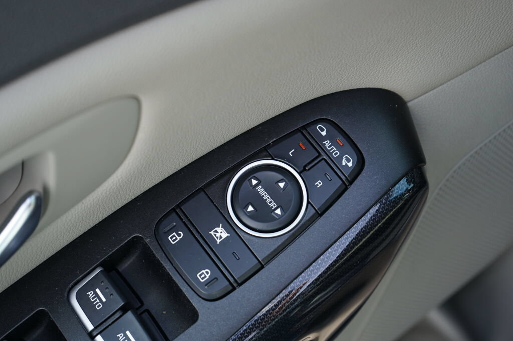 Used 2015 Kia Sedona EX FWD image 30