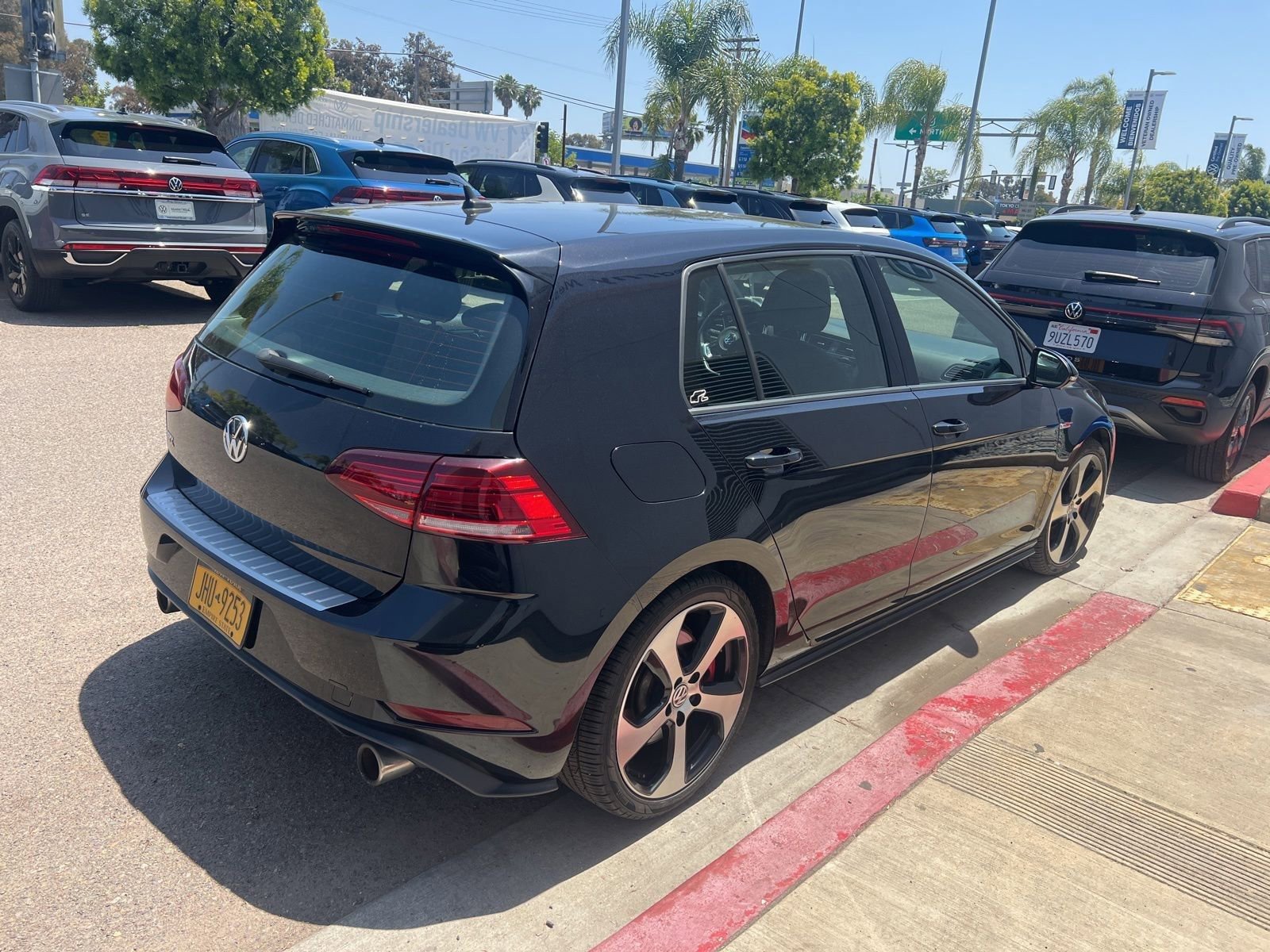 Used 2019 Volkswagen Golf 4-Door FWD image 3