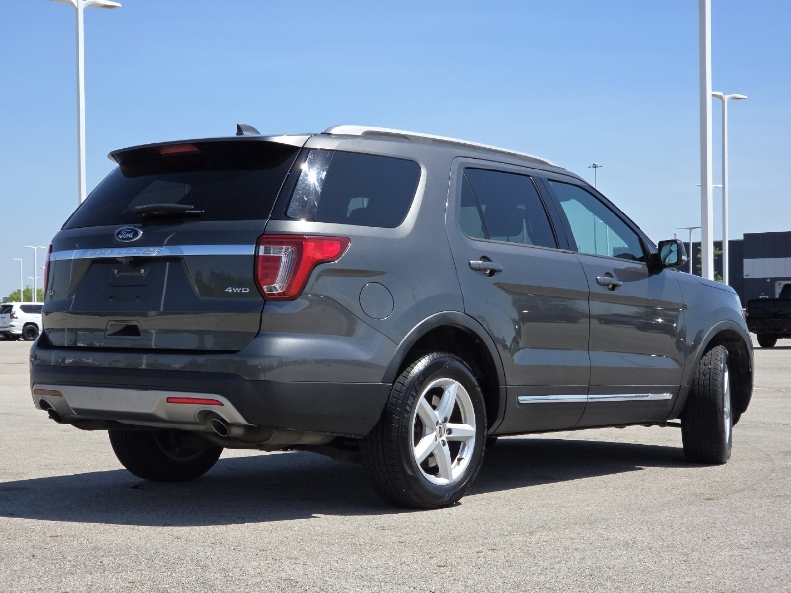 Used 2017 Ford Explorer XLT AWD/4WD image 15