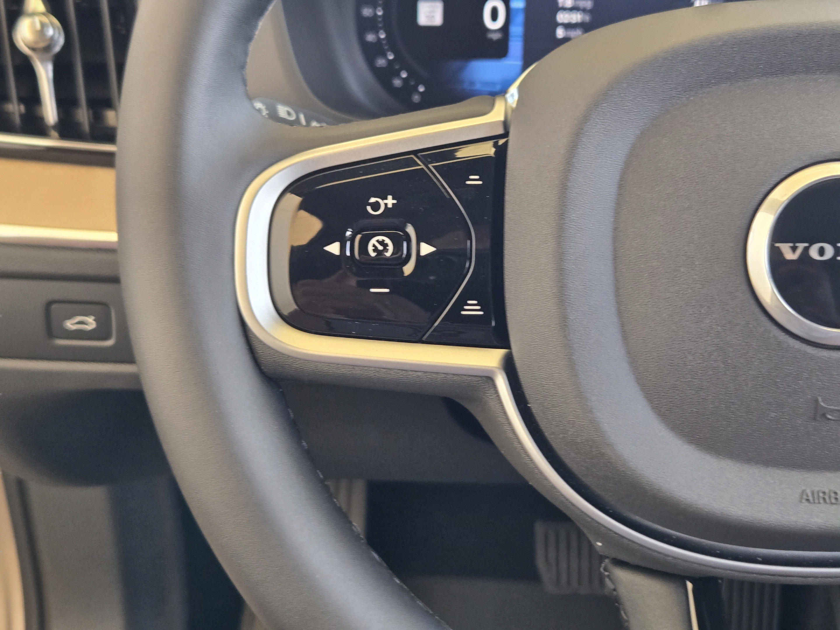 New 2026 Volvo XC60 B5 Plus w/ Protection Package Premier AWD/4WD image 23