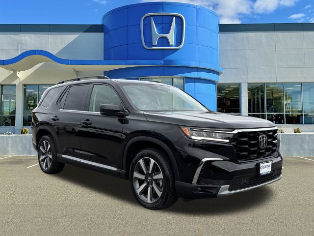 Used 2025 Honda Pilot Touring image 1