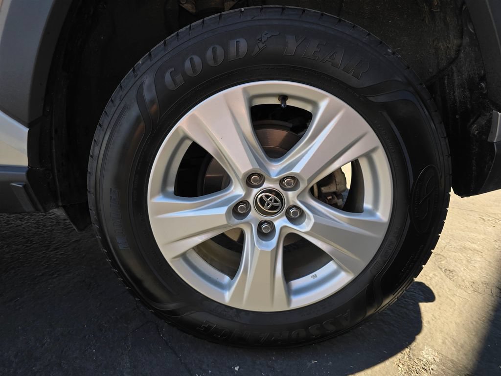 Used 2021 Toyota RAV4 XLE AWD/4WD image 6