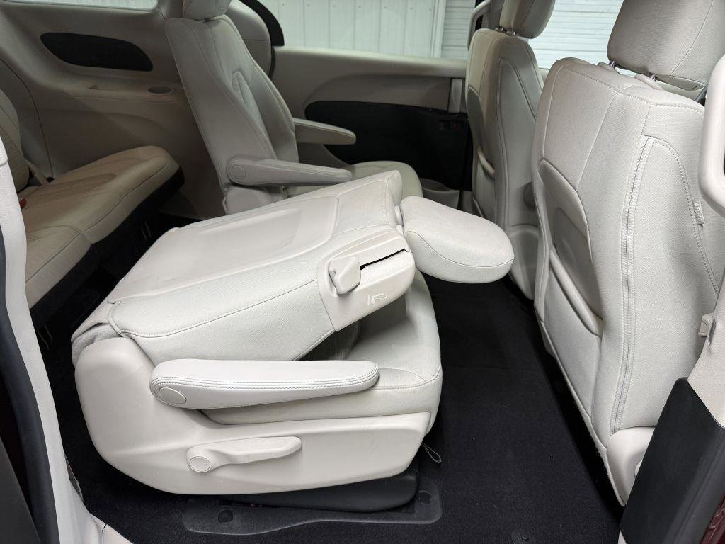 Used 2018 Chrysler Pacifica Touring Plus image 35