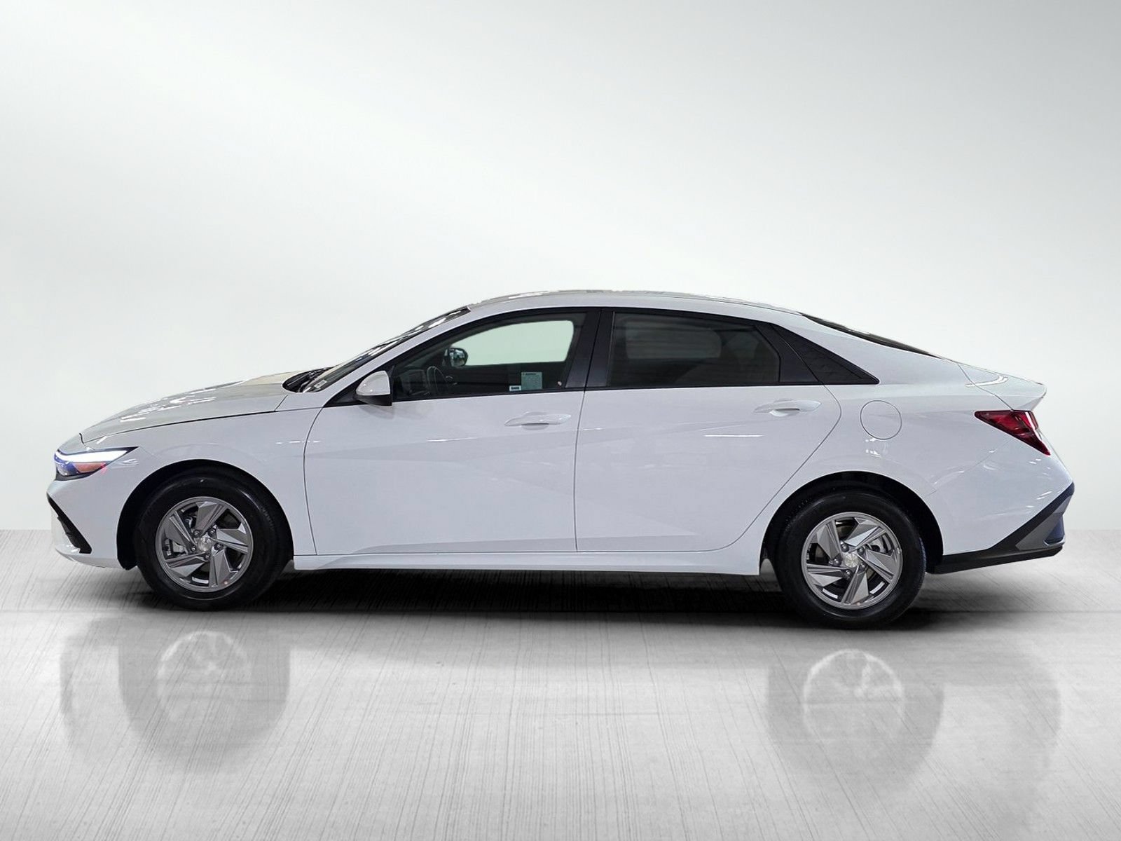 Used 2026 Hyundai Elantra SE FWD image 4