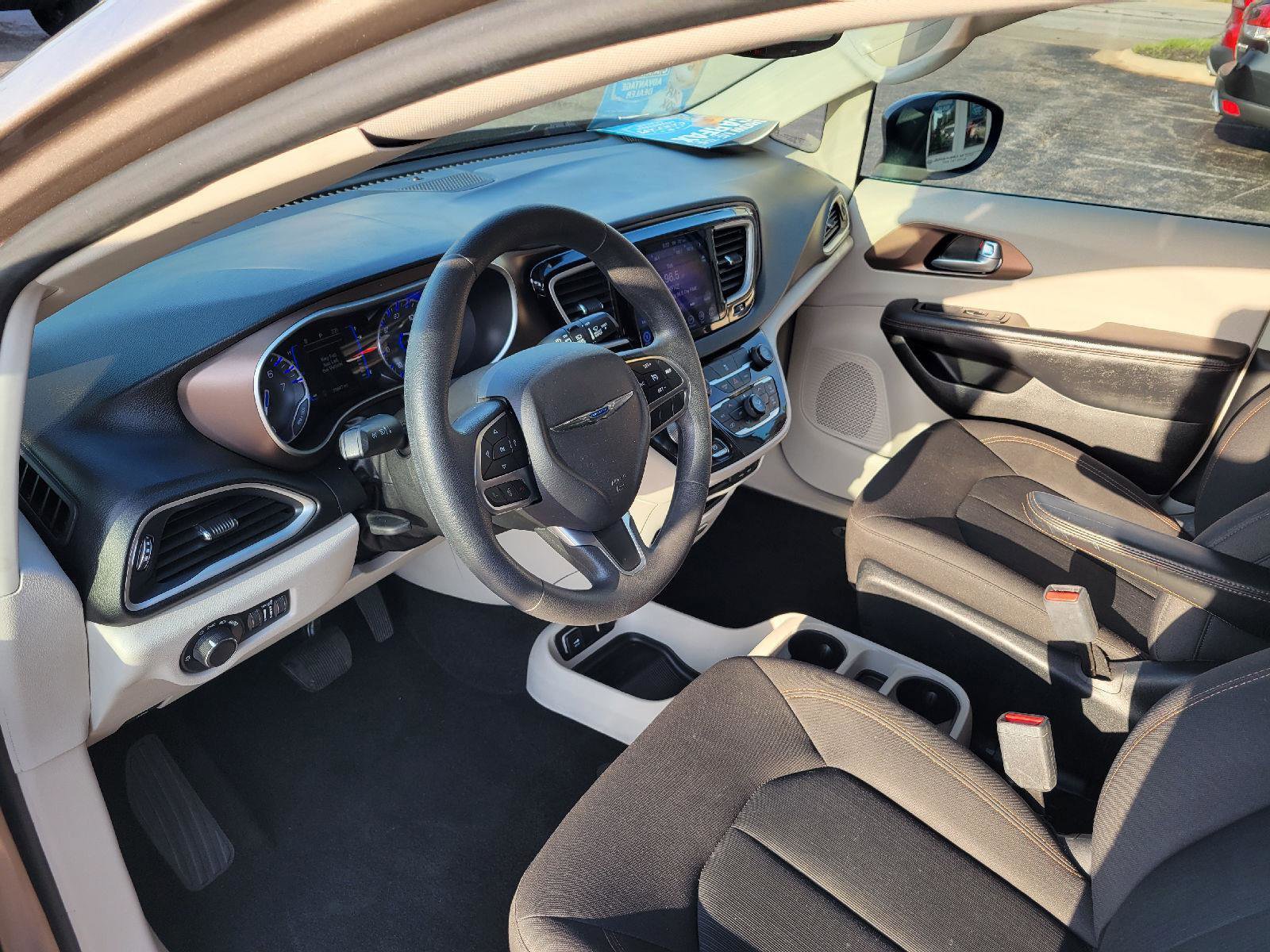 Used 2017 Chrysler Pacifica Touring w/ Tire & Wheel Group image 5