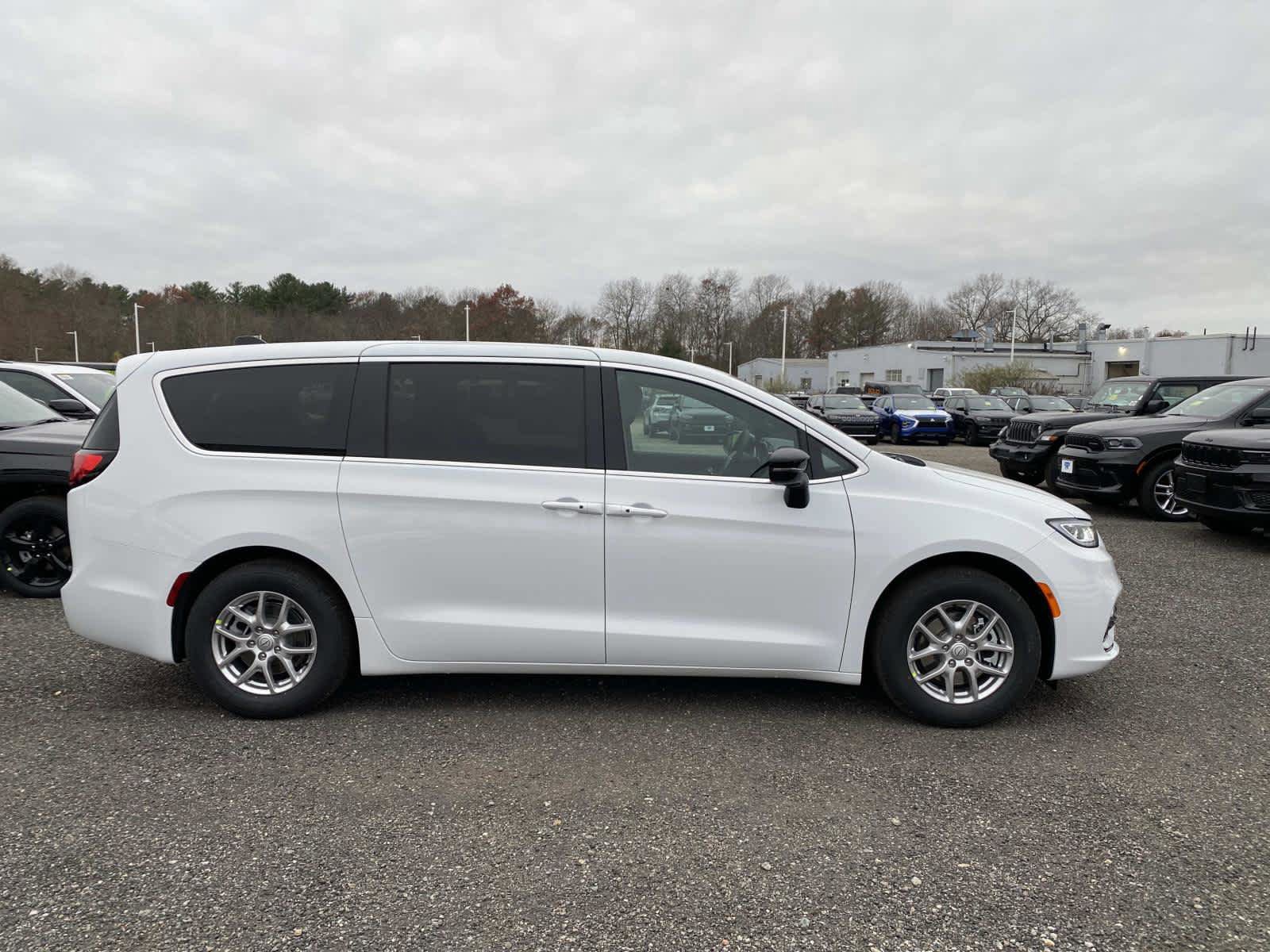 New 2026 Chrysler Pacifica Select FWD image 2