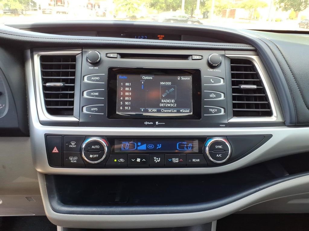 Used 2015 Toyota Highlander Plus FWD image 11
