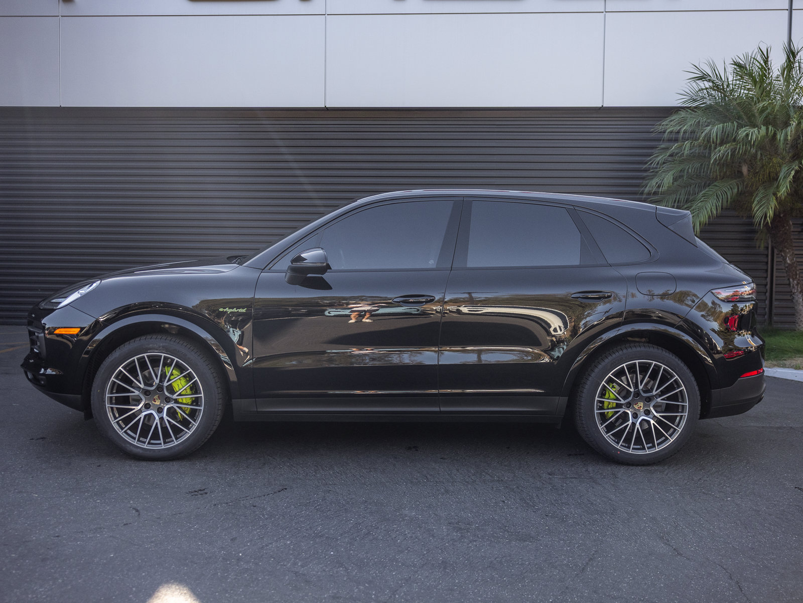 Certified 2023 Porsche Cayenne Platinum Edition AWD/4WD image 2