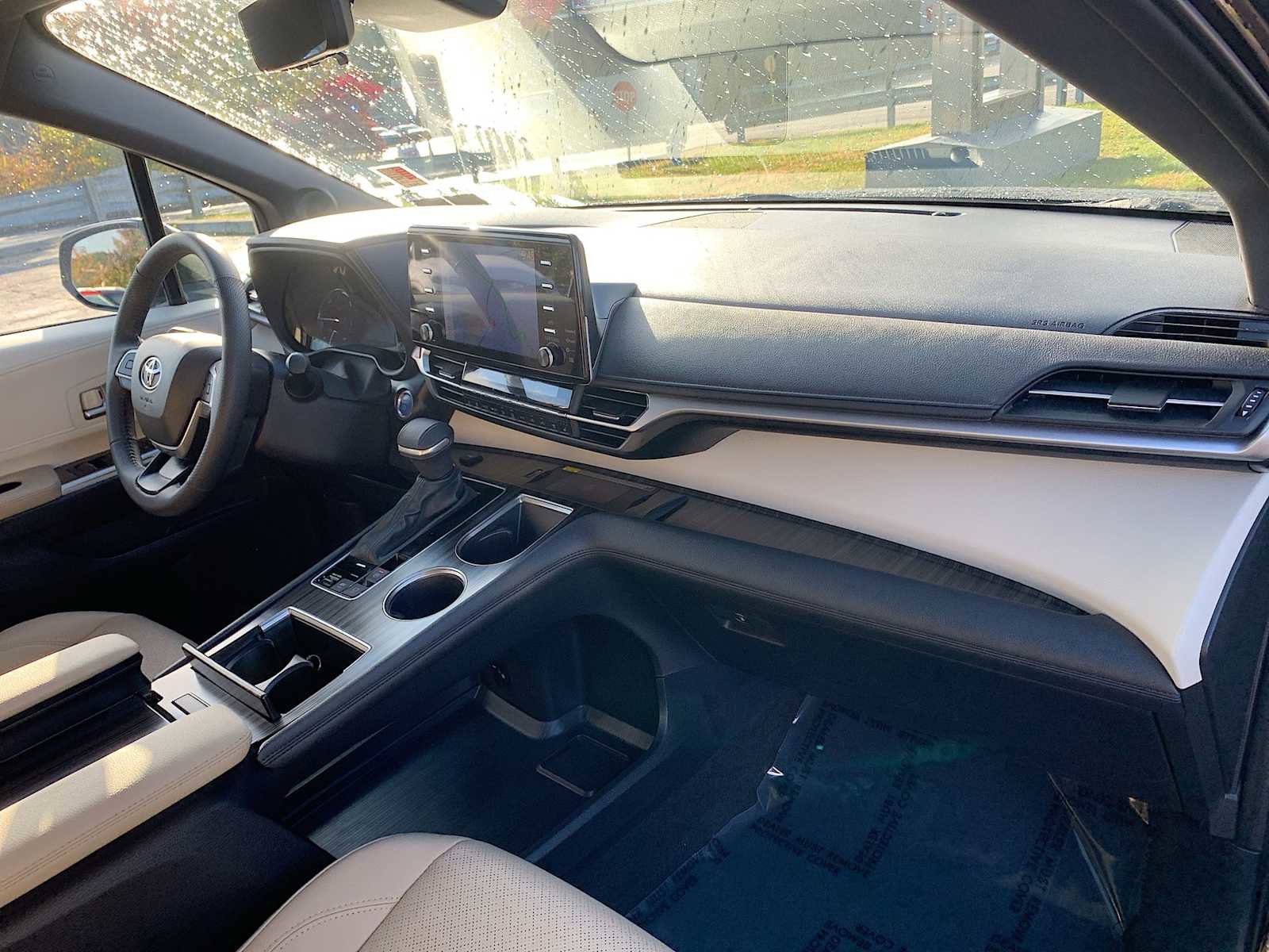 Used 2024 Toyota Sienna Limited image 29