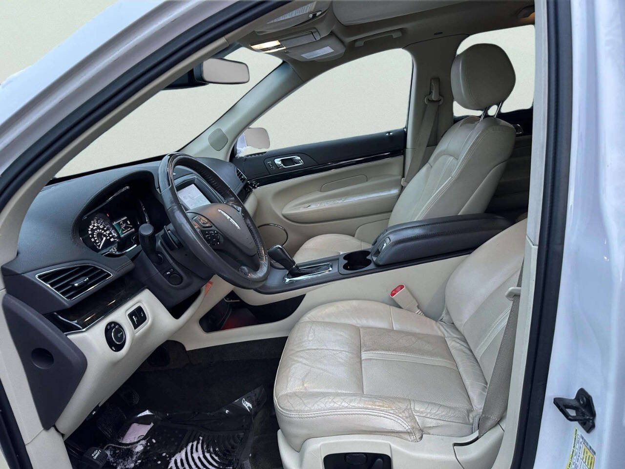 Used 2013 Lincoln MKT AWD image 16